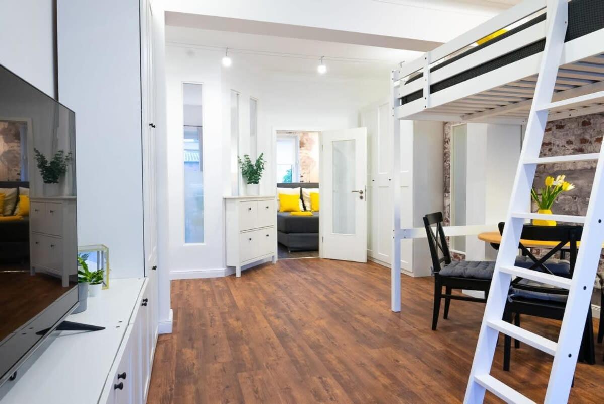 Shabby Chic Apartment In Ideal Location Hamburg Bagian luar foto