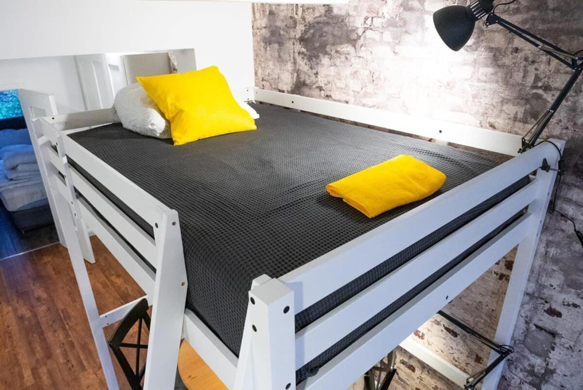 Shabby Chic Apartment In Ideal Location Hamburg Bagian luar foto